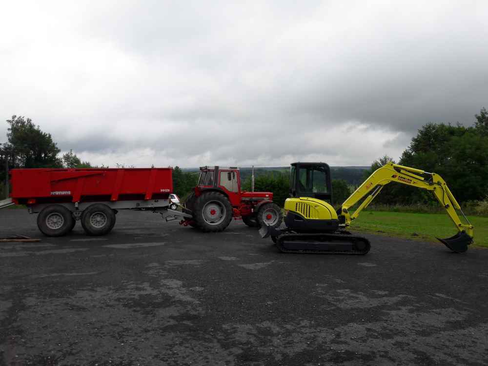 Tracteur avec benne 12t et pelle a chenille caoutchouc 4t5